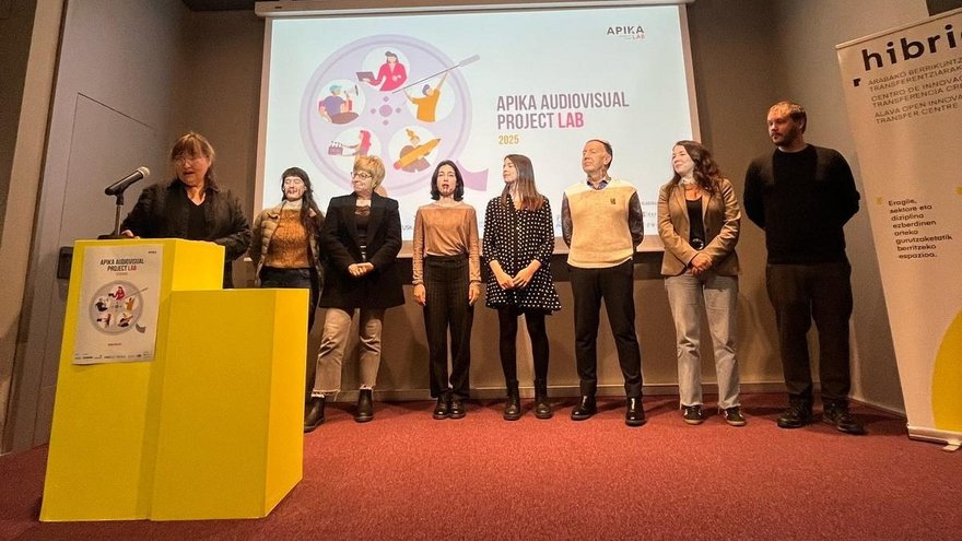 Apika Lab anochece